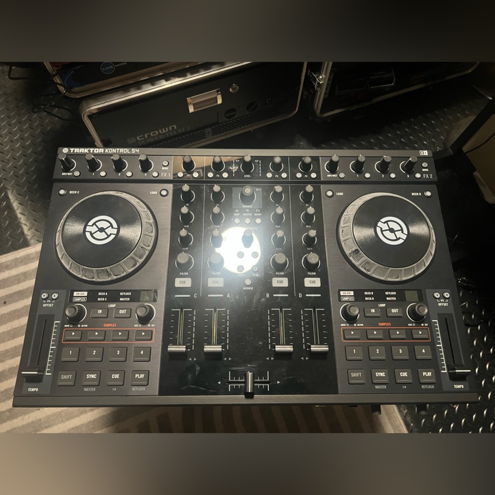 Traktor Kontrol S4 MK1 DJ Controller
